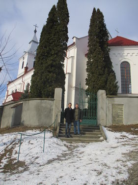 A templomot a lelkész (balról) és Tóth István mutatta be.. A szerző felvételei