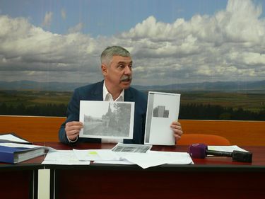 Tamás Sándor egyik kifogásolt feliratot mutatja. A szerző felvétele