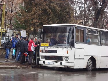 Háromszéki ingázók igyekeznek a buszra – szükség van a közszállításra. Fotó: Varga Berde Mária