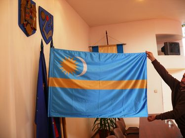 A Kulcsár-Terza József által adományozott székely zászló. A szerző felvétele