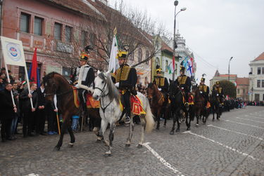 Kézdiszéki huszárok a céhes város főterén