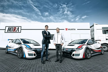 Bári Dávid és Michelisz Norbert az M1RA 2017-es autóival. Fotó: Gaál Lacó