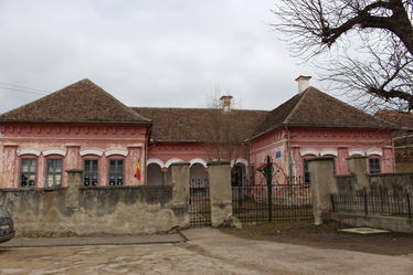 A régi iskola külsejére és tetőzetére is ráférne a felújítás. A szerző felvétele