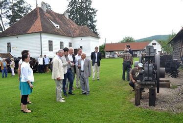 Károly herceg és kísérete a múzeumkertben. Fotó: Haszmann Pál Múzeum