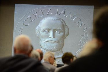 A Czetz János-dombormű a budapesti emlékkonferencián. Forrás: NKEHTHE