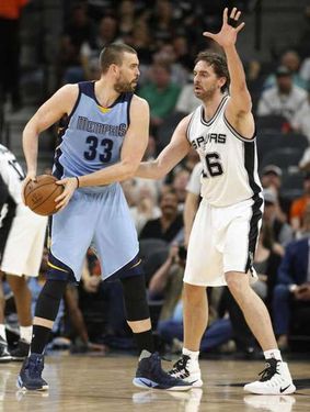 A Gasol-testvérek az NBA-ben ellenfélként lépnek pályára