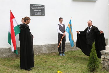 Ungvári Barna András lelkipásztor megáldotta az emlékplakettet. A szerző felvétele