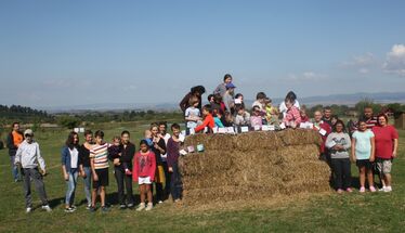 Közös fotó a zászlófestés után. Fotó: nagycsalados tabor
