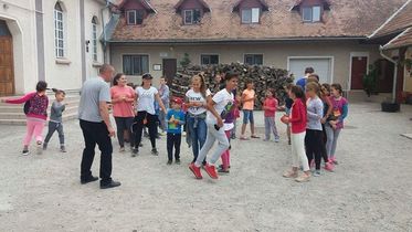 Gyerekekkel foglalkoznak az udvaron. Fotó: Bogyor Barbara