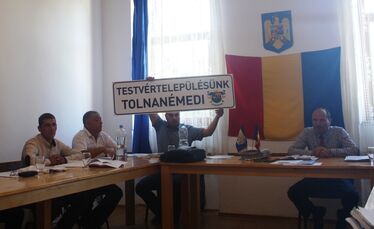 Kihelyezik a testvértelepülés névtábláját. A szerző felvétele