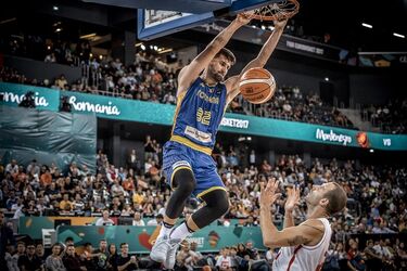 Kuti Nándor zsákolása Montenegró ellen. Fotó: FIBA