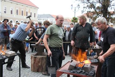Addig ütik a vasat, amíg forró – a kovácsmesterség  titkaival ismerkedhetnek az érdeklődők. Fotó: Albert Levente