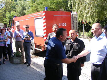 A kovásznai önkéntesek 2011-ben vették át a pápaiak tűzoltóautóját. A szerző felvétele