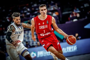 Bogdan Bogdanovici (7) volt a szerbek nyerőembere az olaszok ellen. Fotó: FIBA