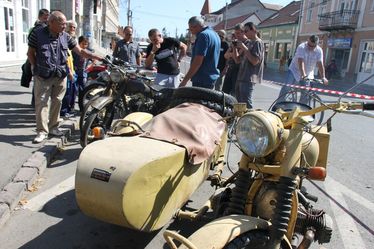 Öreg járgányok Sepsiszentgyörgy főterén. Albert Levente felvétele
