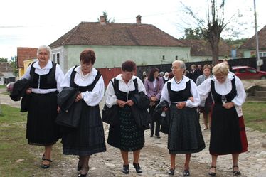Ünneplőbe öltözött asszonyok