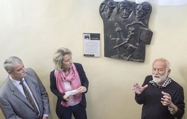 A dombormű avatóján Vetró András magyaráz. Fotó: Hatvani Hírlap