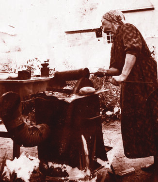 Szederjesi Polixenia kürtöst készít Nagymedeséren (Nyikó mente) 1944 nyarán