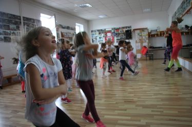 Főleg a lányokat vonzza a modern tánc. Albert Levente felvétele