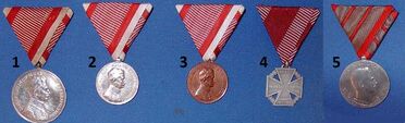 1. Sorrendben: vitézségi nagyezüst, kisezüst, bronz, Károly Csapatkereszt, Sebesültek Érme