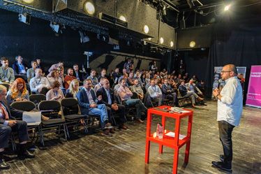 Porcsalmi Bálint és hallgatósága. Fotó: Facebook/Digitális Székelyföld 