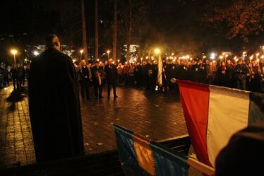 Fáklyákkal vonultak a megemlékezők az Erzsébet parkba. Fotó: Albert Levente