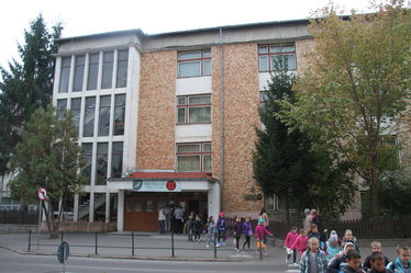 Diákok a Mikes Kelemen Elméleti Líceum előtt. Fotó: Albert Levente