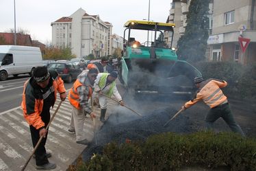 Aszfaltoznak a villanyrendőrnél levő leágazásban. Fotó: Albert Levente