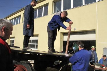 Gyakorlatoznak a Puskás Tivadar Szakközépiskola autószerelői szakos diákjai.Fotó: Albert Levente