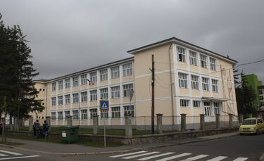 A líceum déli szárnyához csatolják az új épületrészt. A szerző felvétele
