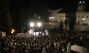 Több százan gyűltek össze a főtéren szervezett megemlékezésen