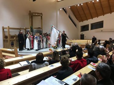 A szószék előtt a Pro Musica kamarakórus A SZERZŐ FELVÉTELE