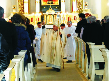 Tamás József püspök újraszenteli a templomot A szerző felvétele