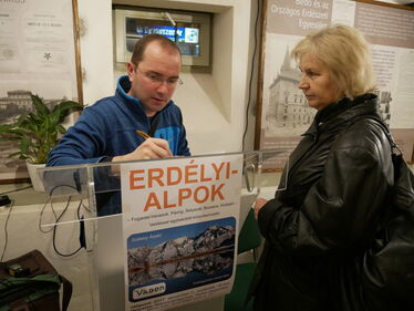Székely Árpád könyvét dedikálja a sepsiszentgyörgyi vadászati múzeumban. A szerző felvétele