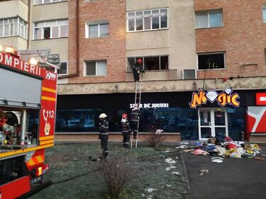 A készenléti felügyelőség munkatársai a tegnapi sepsiszentgyörgyi lakástűznél. Fotó: Készenléti felügyelőség