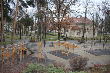 A sepsiszentgyörgyi Erzsébet park közkedvelt játszótere. Albert Levente felvétele