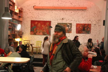 Bicsi Gyula a sepsiszentgyörgyi Tein Teaházban nyílt kiállításának megnyitóján. A szerző felvétele