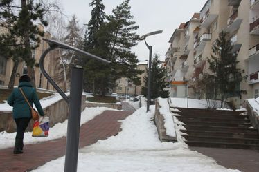 A Mihai Viteazul téren is meglehetősen gyatra a közvilágítás, sötétben csak tapogatózva járható. Fotó: Albert Levente
