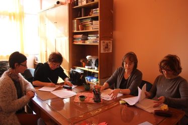 Egyeztetnek a Mikó és a Mikes tánárai. Fotó: Albert Levente