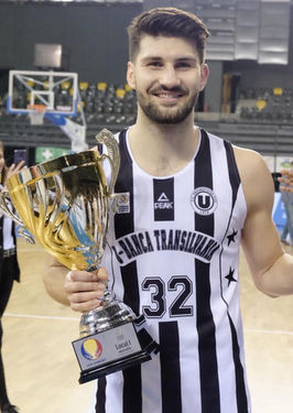 Kuti Nándor a harmadik Román Kupájával. Fotó: Henning János