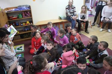 Mesét hallgatnak az őrkői óvodások. Albert Levente felvétele