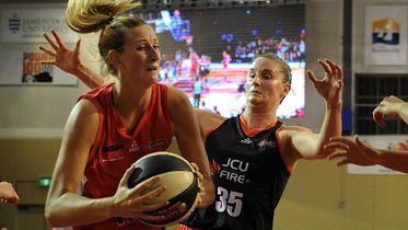 Carley Mijovic (pirosban). Fotó: heraldsun.com.au