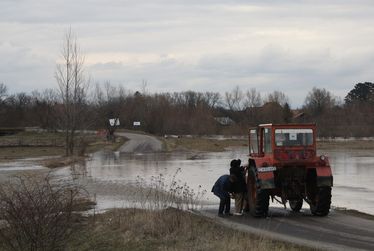 Bitánál traktort használtak ideiglenes „kompként”. A szerző felvétele