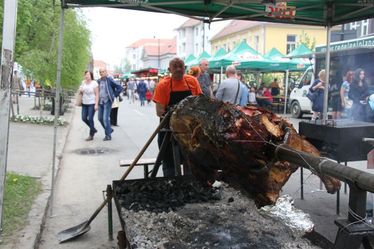 Az előző években még helyi vendéglátósok kínálták a vásári falatokat. Albert Levente archív felvétele