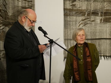 Vécsi Nagy Zoltán és Köllő Margit a tegnap délutáni kiállításmegnyitón az EMÜK emeletei termében. A szerző felvétele
