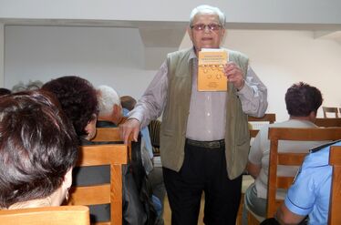 Kisgyörgy Zoltán a mofettáskönyvvel