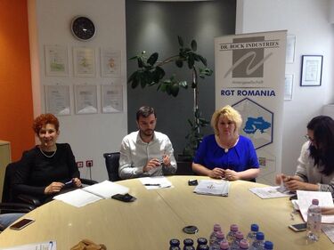 Orbán Imola, Adrian Pârvu és Kese Zsuzsa (balról jobbra) az újabb pályázási lehetőséget ismertette. A szerző felvétele
