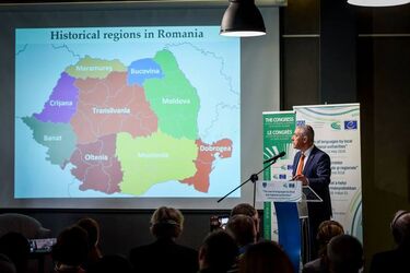 A történelmi régiókat mutatta be Tamás Sándor a konferencián részt vevőknek. Fotó: Gönczy Tamás/RMDSZ/Facebook