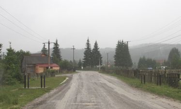 Csak a fém tartószerkezet jelzi a régi székely kapu helyét. A szerző felvétele