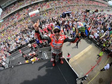 Jorge Lorenzo ünnepli spanyolországi diadalát. Fotó: Facebook / MotoGP